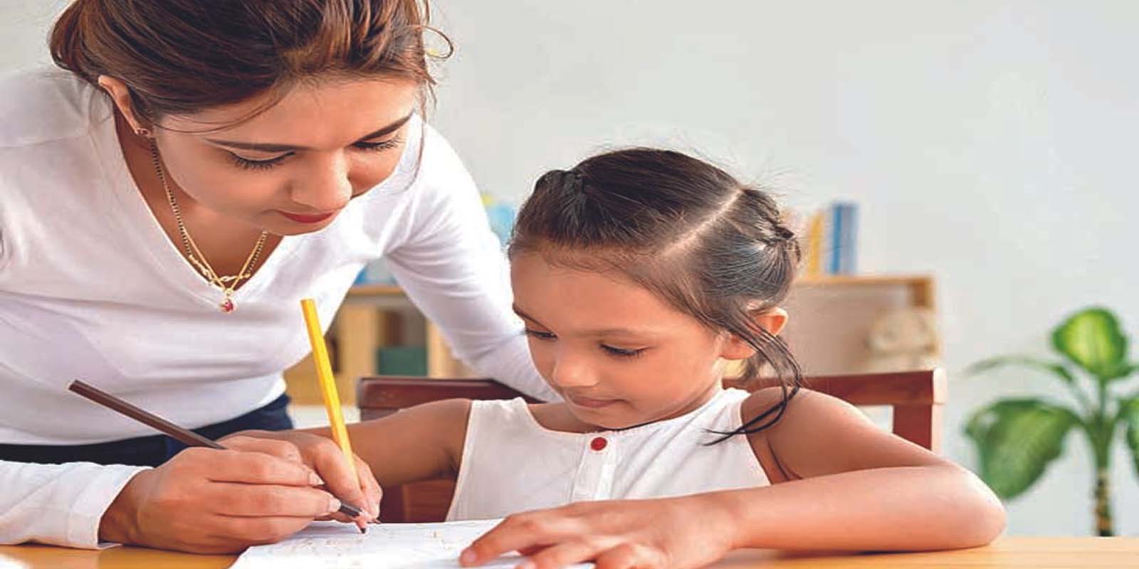 बच्चों को सुंदर लेखन के लिए प्रेरित करे