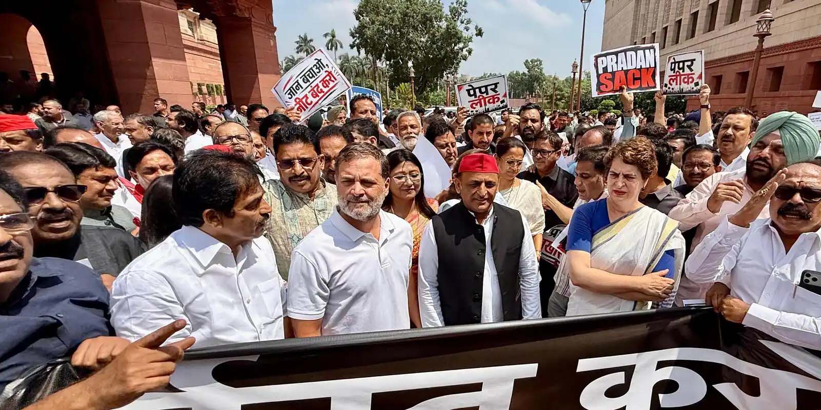 शिक्षा मंत्री के इस्तीफे पर अड़ा विपक्ष, संसद परिसर में प्रदर्शन